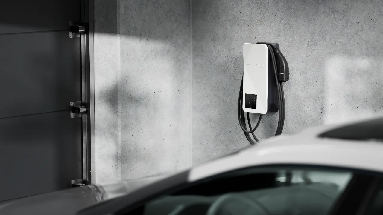 E-Ladestation vor Garage