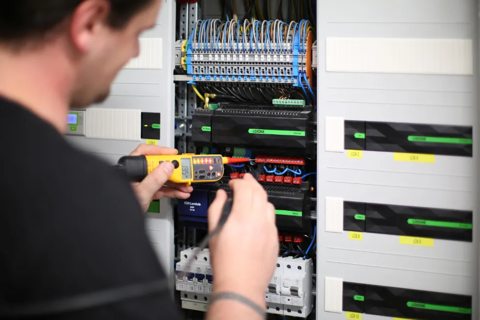 Arbeiter bei Verteilerschrank