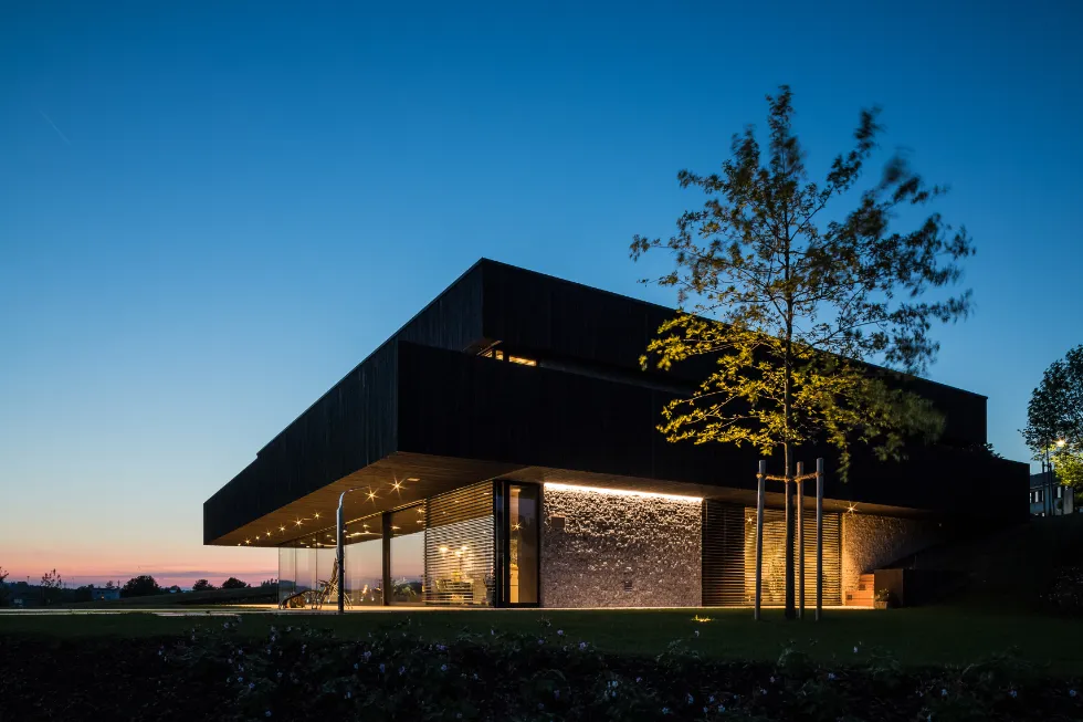 moderne Villa bei Nacht schön beleuchtet